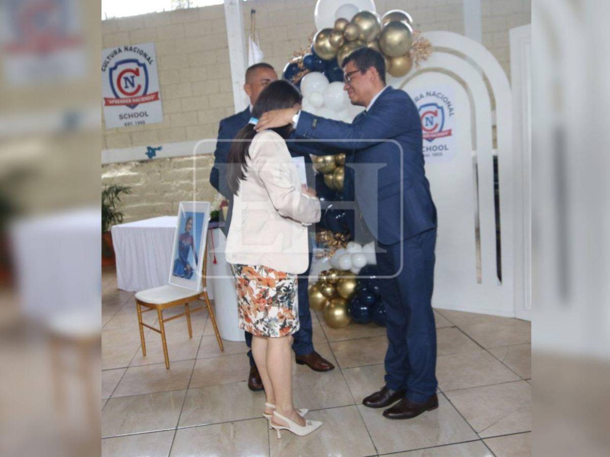 Nos puede más el orgullo que el dolor: padres honran a Emily en su graduación