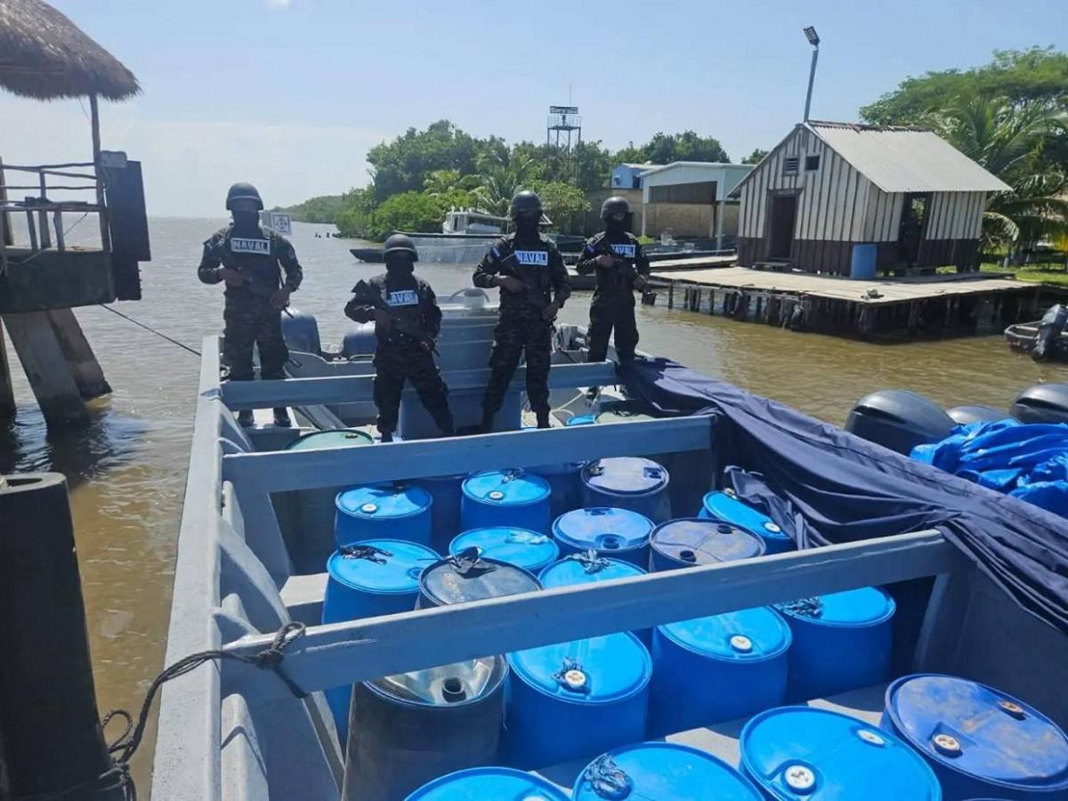 Incautan 36 fardos de drogas tras operativo en Barra Patuca; varios habían sido lanzados al mar