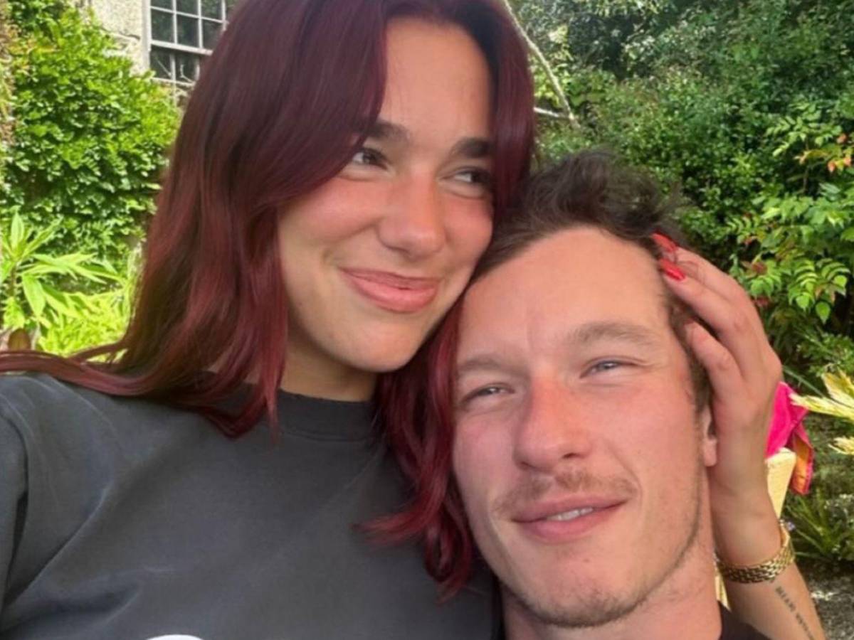 Dua Lipa confirma compromiso con Callum Turner y revela detalles de su anillo Dua Lipa confirma compromiso con Callum Turner y revela detalles de su anillo