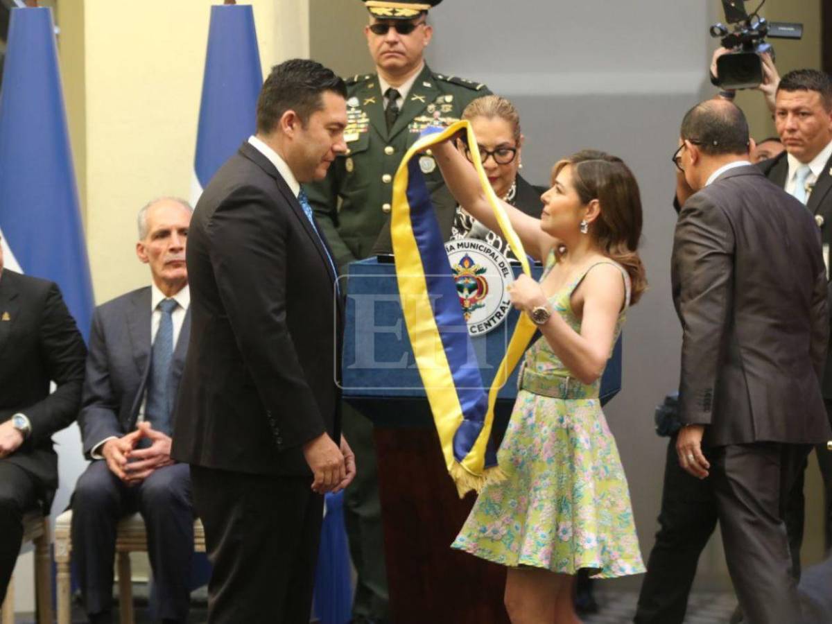 De la mano de su esposa, así recibió la banda municipal Juan Diego Zelaya