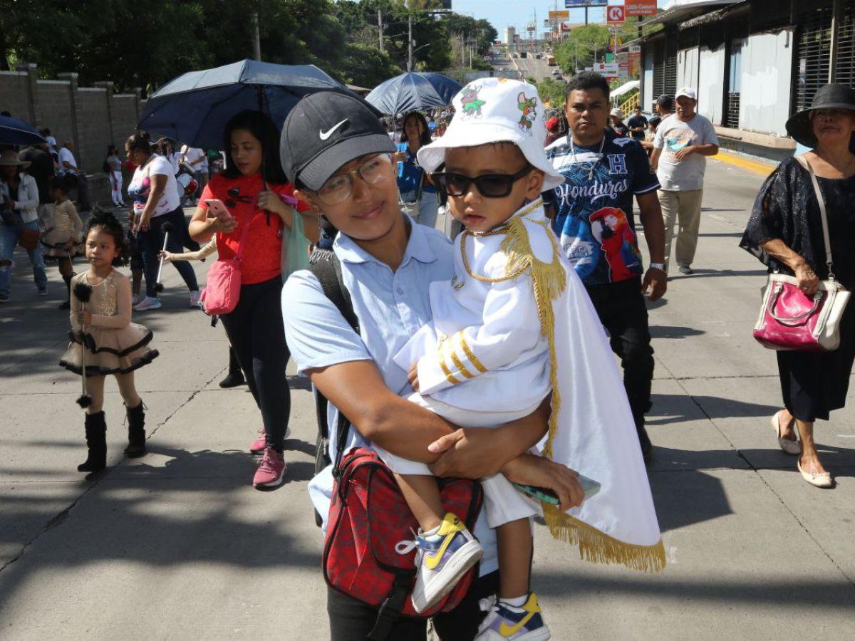 Así fue el desfile de prebásica en el bulevar Kennedy: color, música y alegría infantil