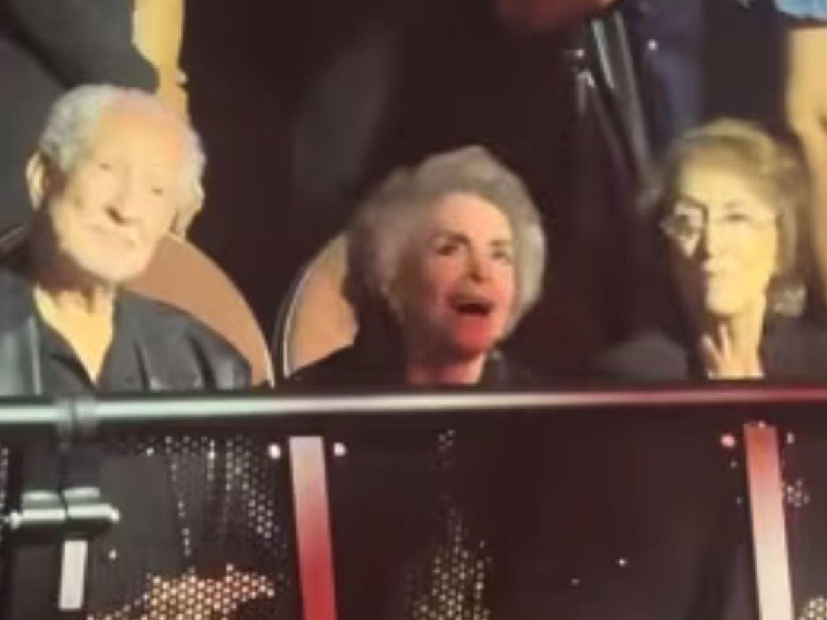 Doña Cuquita, viuda de Vicente Fernández, captada cariñosa con otro hombre en concierto