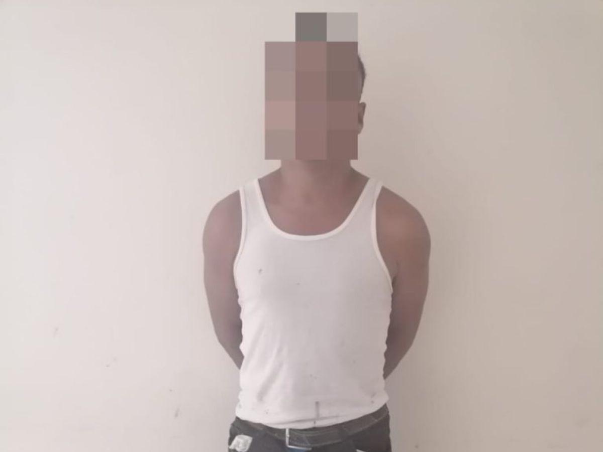 Buscan a hombre por violencia doméstica y lo encuentran despellejando a un perro en Marcovia