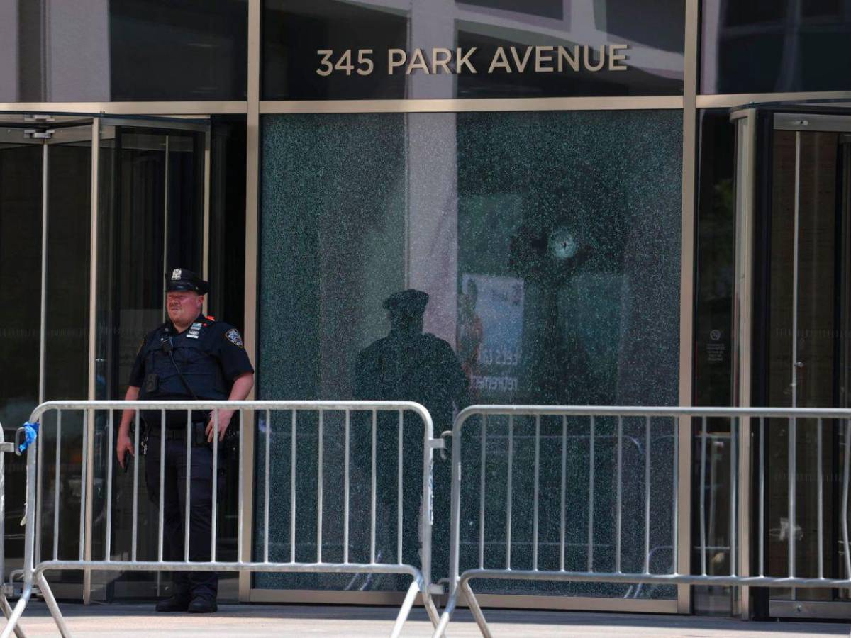 Una ejecutiva, un policía y un agente de seguridad: ¿Quiénes son las víctimas del tiroteo en Nueva York?