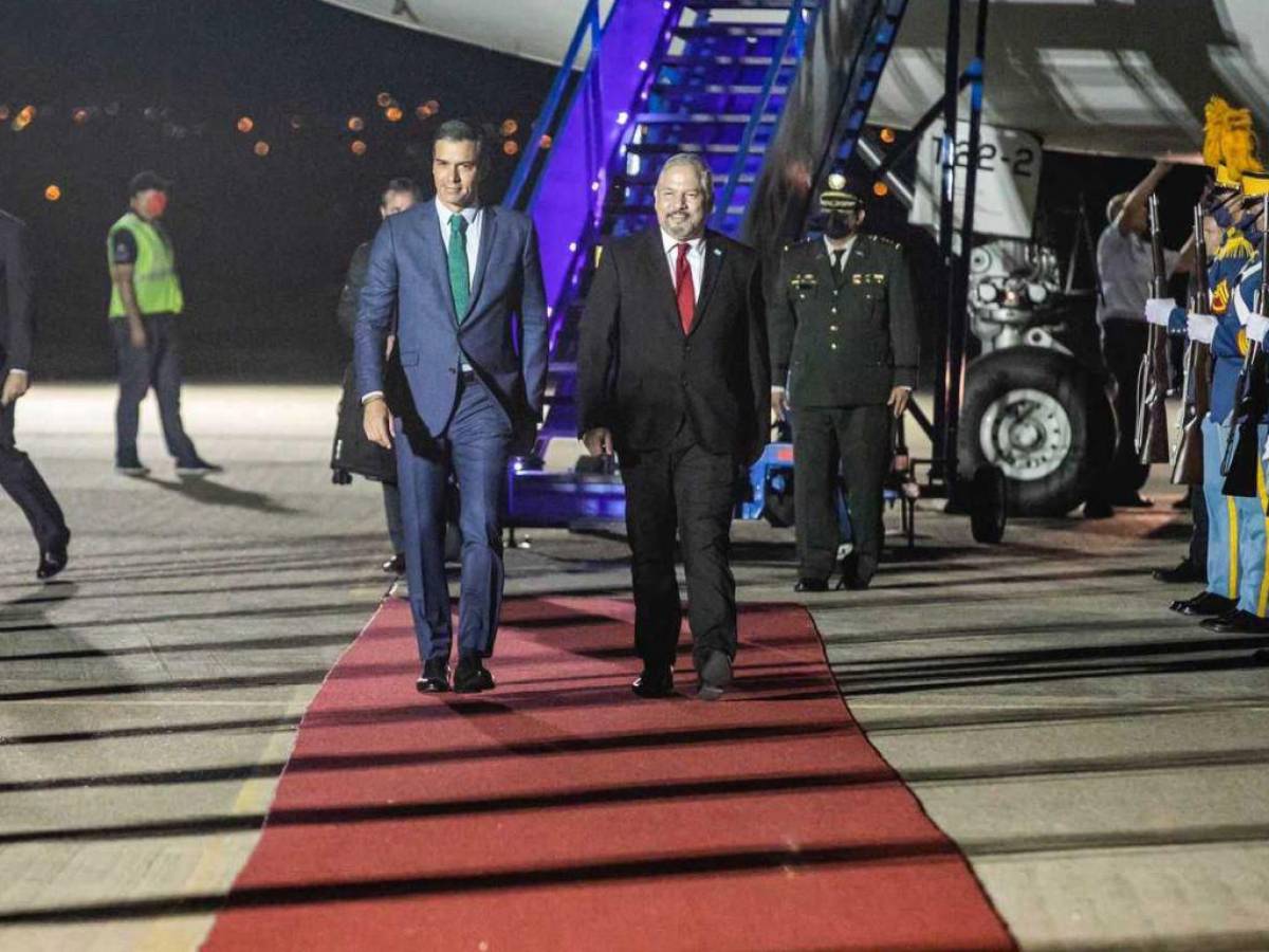 El presidente del gobierno de España, Pedro Sánchez, llega a Honduras