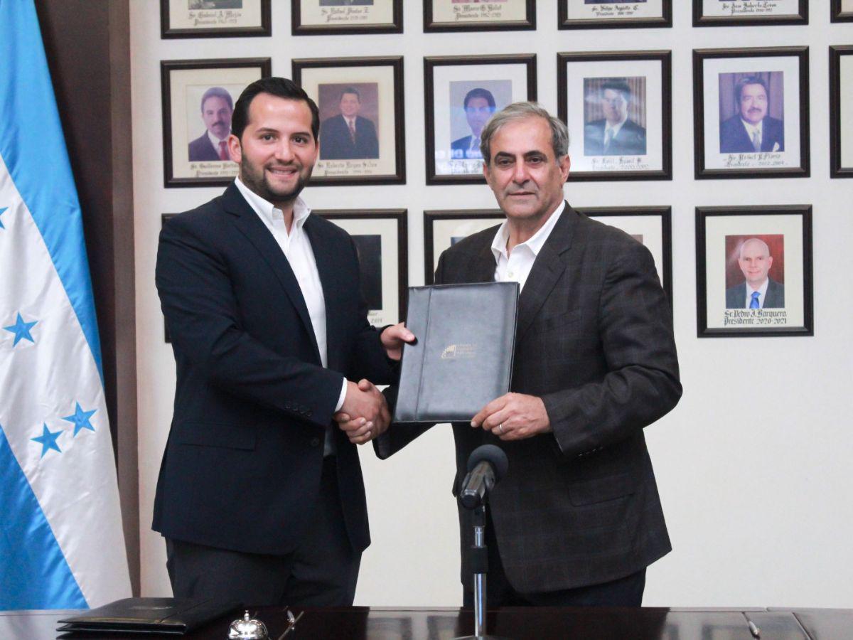 Momento en que se firmaba la renovación del acuerdo de cooperación.