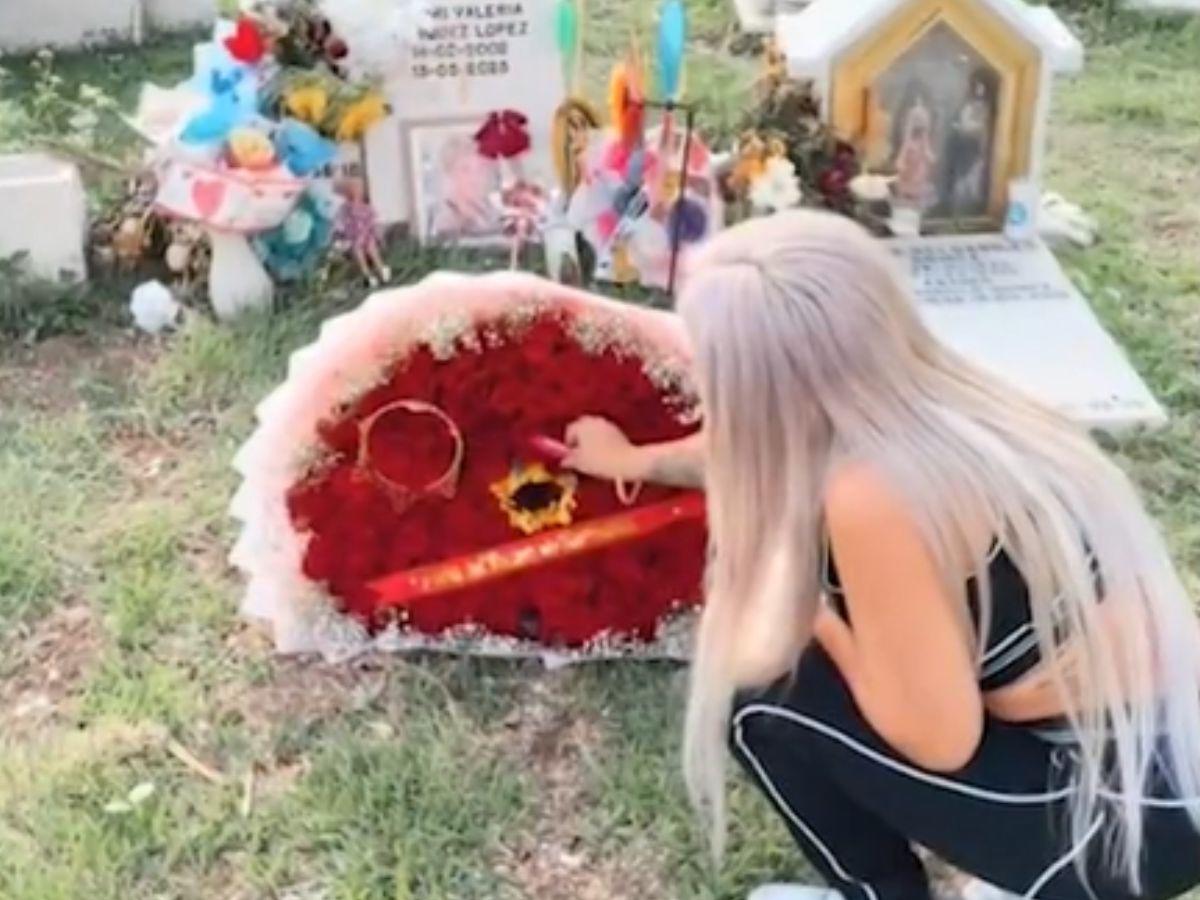 Con flores, maquillaje y muñecas: así luce la tumba de Valeria Márquez en México