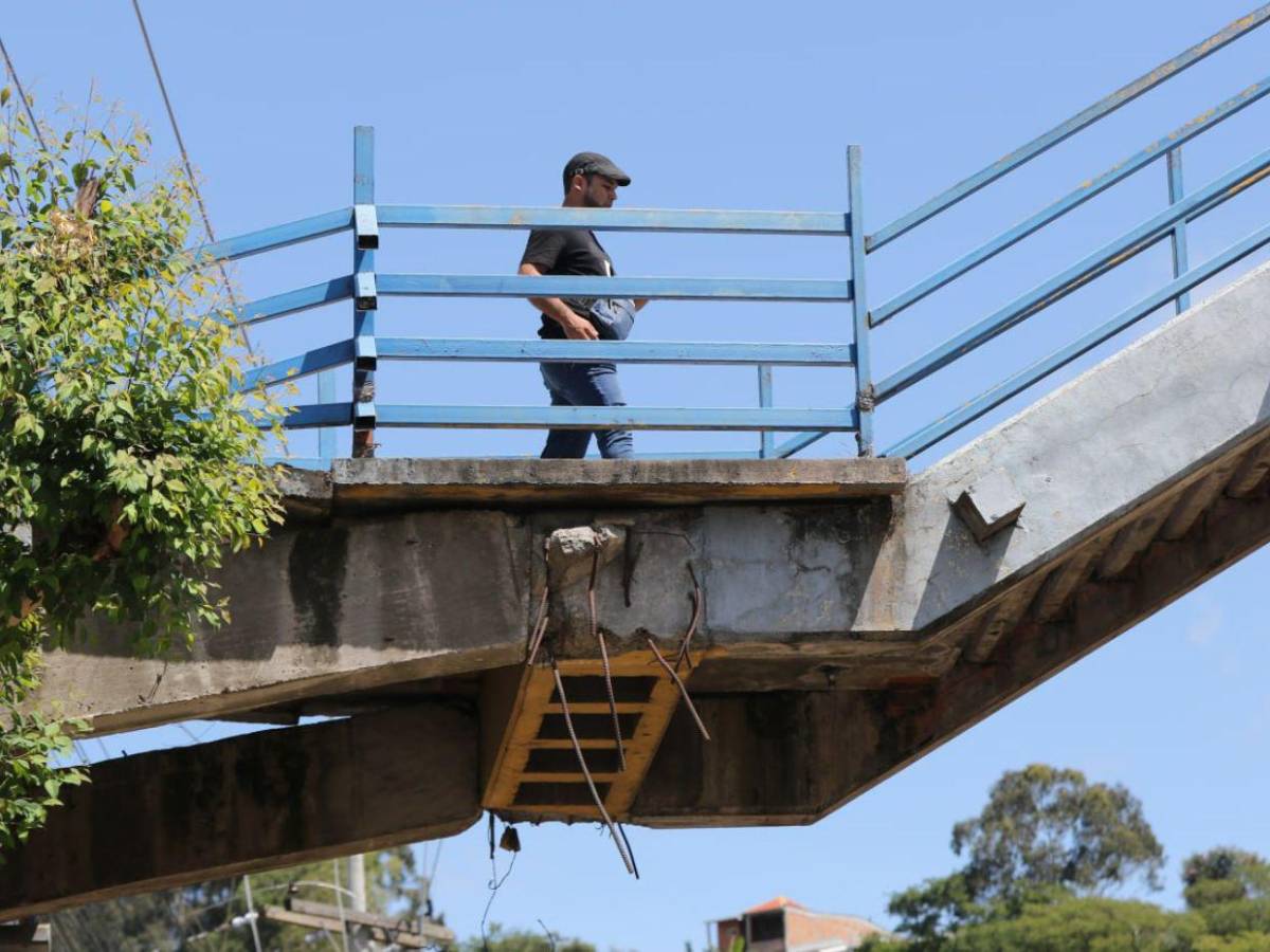 Enormes grietas y deterioro en el puente peatonal del Central y en el Hato de Tegucigalpa