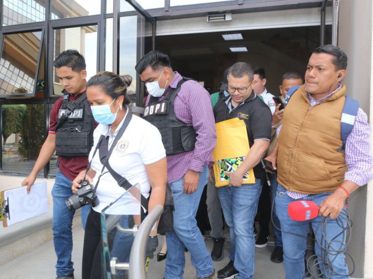 Momento en que la DPI y el MP secuestraron documentos del Tribunal de Justicia Electoral