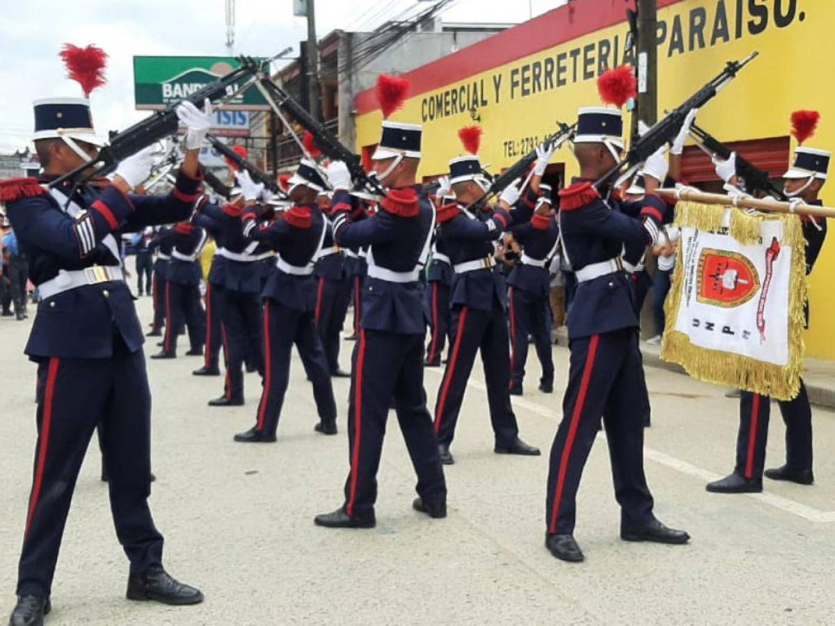 Un grupo de cadetes marcó el inicio de la esperada festividad.