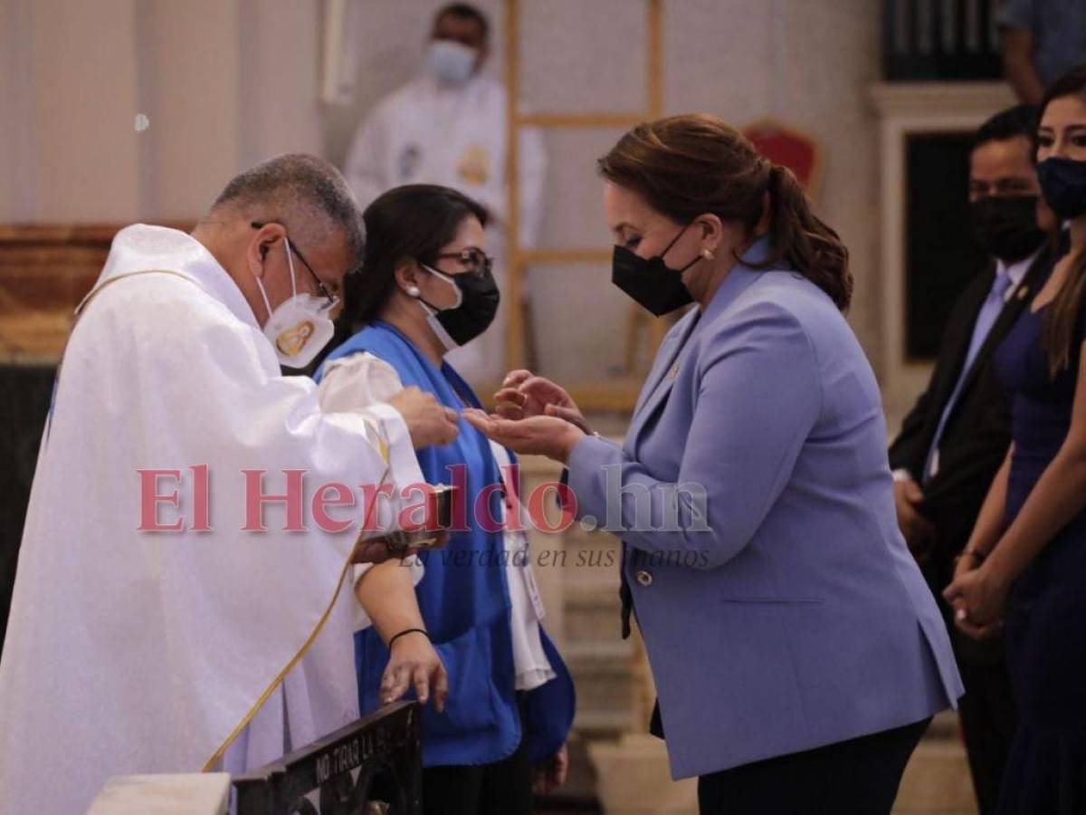 La presidenta Xiomara Castro comulgando la mañana de este jueves en la Basílica de Suyapa.