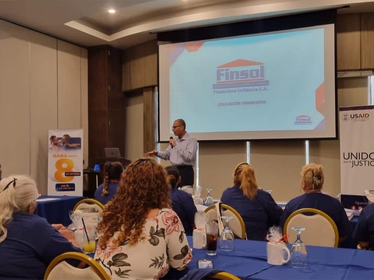 En la capacitación se destacó la importancia de aprender a separar las finanzas personales de sus negocios.