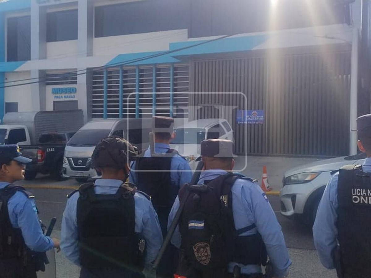 Resguardo policial en tribunal previo a audiencia de Juan Orlando Hernández