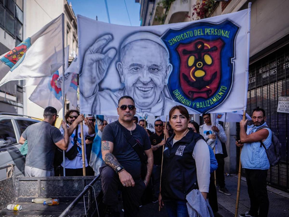 Masiva marcha sindical en Argentina contra Milei y en homenaje al papa Francisco