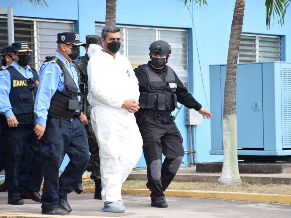 Momento en que autoridades hondureñas caminan rumbo al avión para entregar a Urbina Soto a la DEA.
