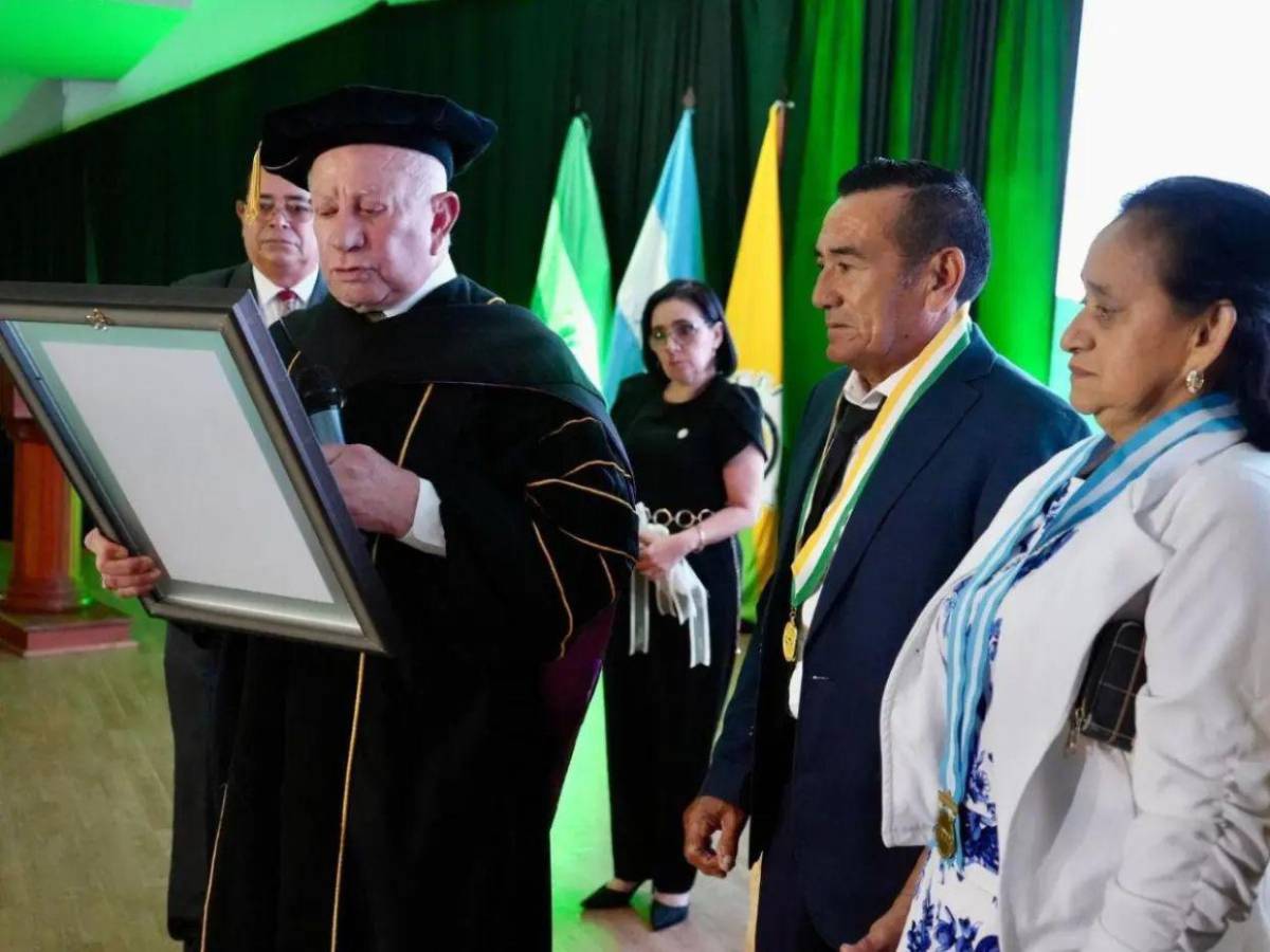 En homenaje póstumo, entregan título a padres de Kevin Pérez, quién murió al salvar a niño en SPS