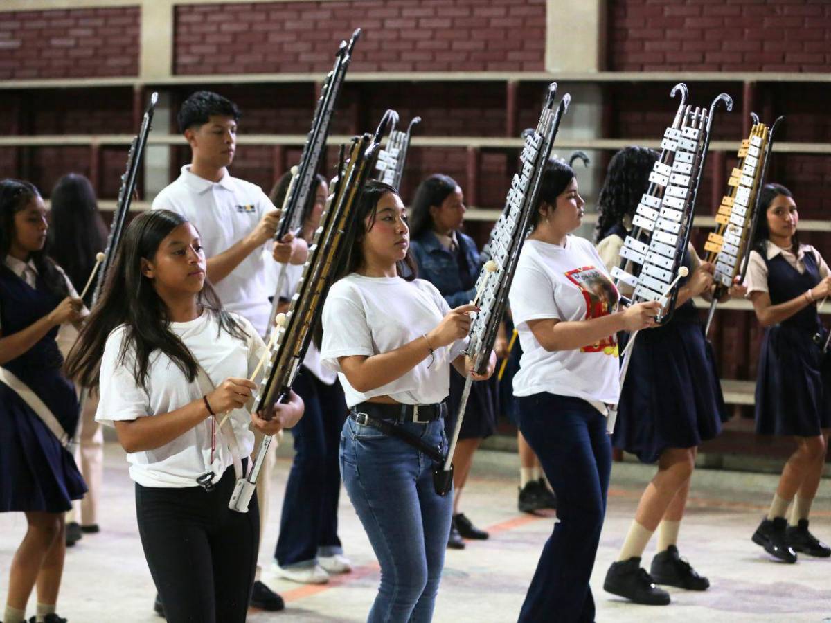 Banda marcial del Instituto Superación San Francisco afina su ritmo para los desfiles patrios