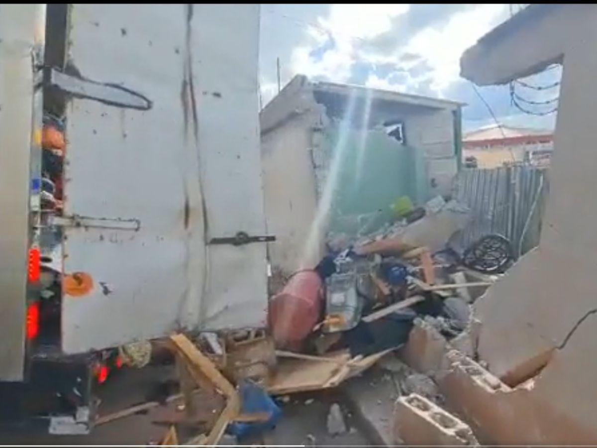 Tres personas heridas y un muro derribado deja camión de mudanzas accidentado en la aldea Suyapa