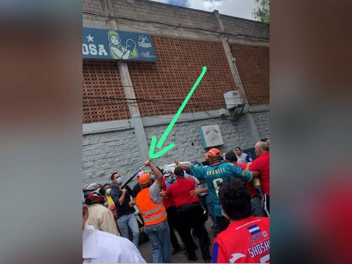 Esta es la imagen en la que se observa a un presunto miembro del Partido Libre con un bate en la mano.