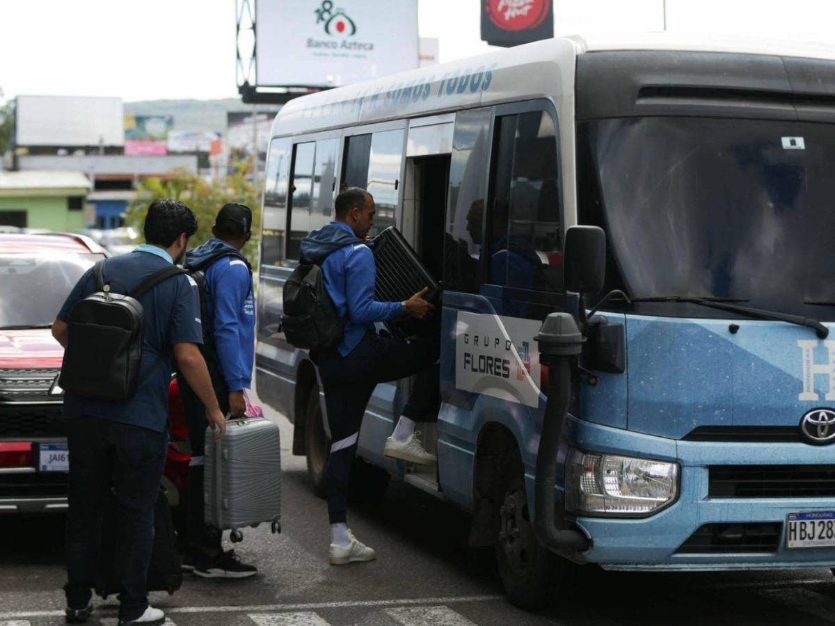 Selección de Honduras llega al país: directivos y jugadores con caras largas