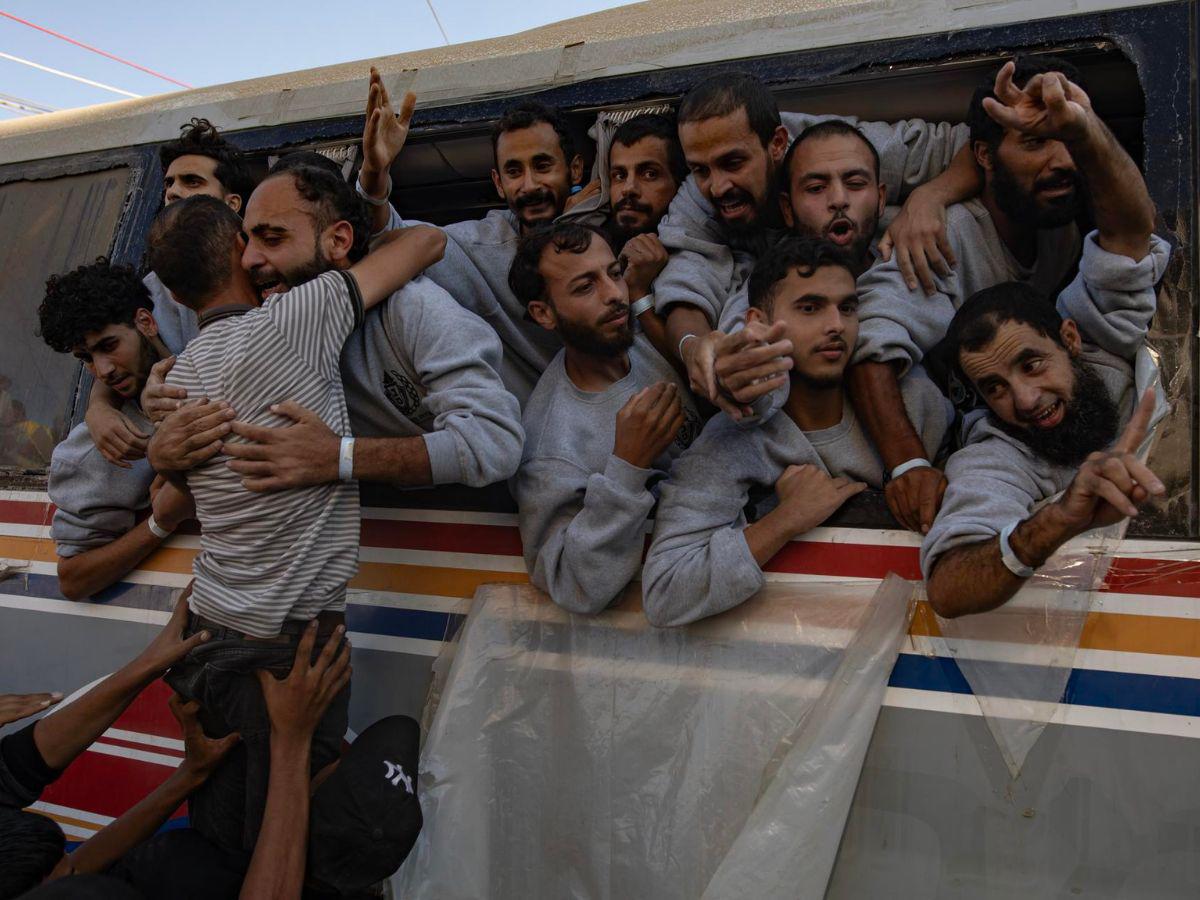 Entre abrazos y lágrimas, palestinos celebran su regreso a la libertad tras el alto el fuego en Gaza