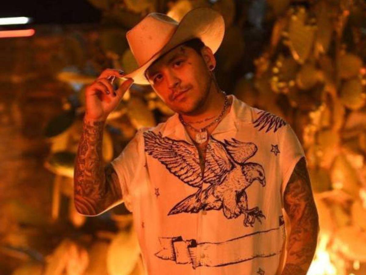 Critican a Nodal por su reacción tras insultos a Belinda durante un concierto