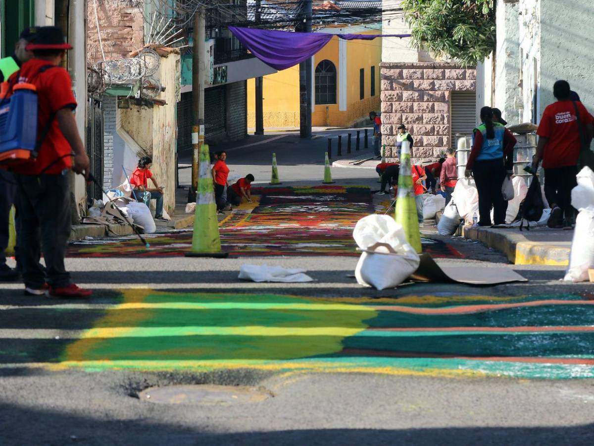 Coloridas alfombras embellecieron el centro histórico el Viernes Santo
