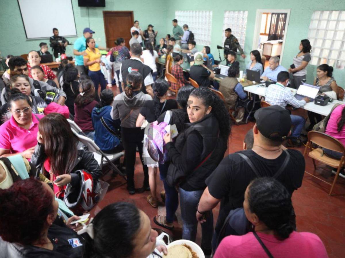 Reparten bono climático en Santa Lucía y pobladores desconocen el propósito