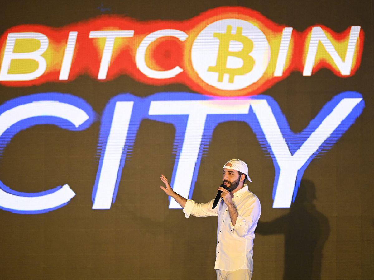 Momento en que Bukele anuncia el “Bitcoin City” en El Salvador.