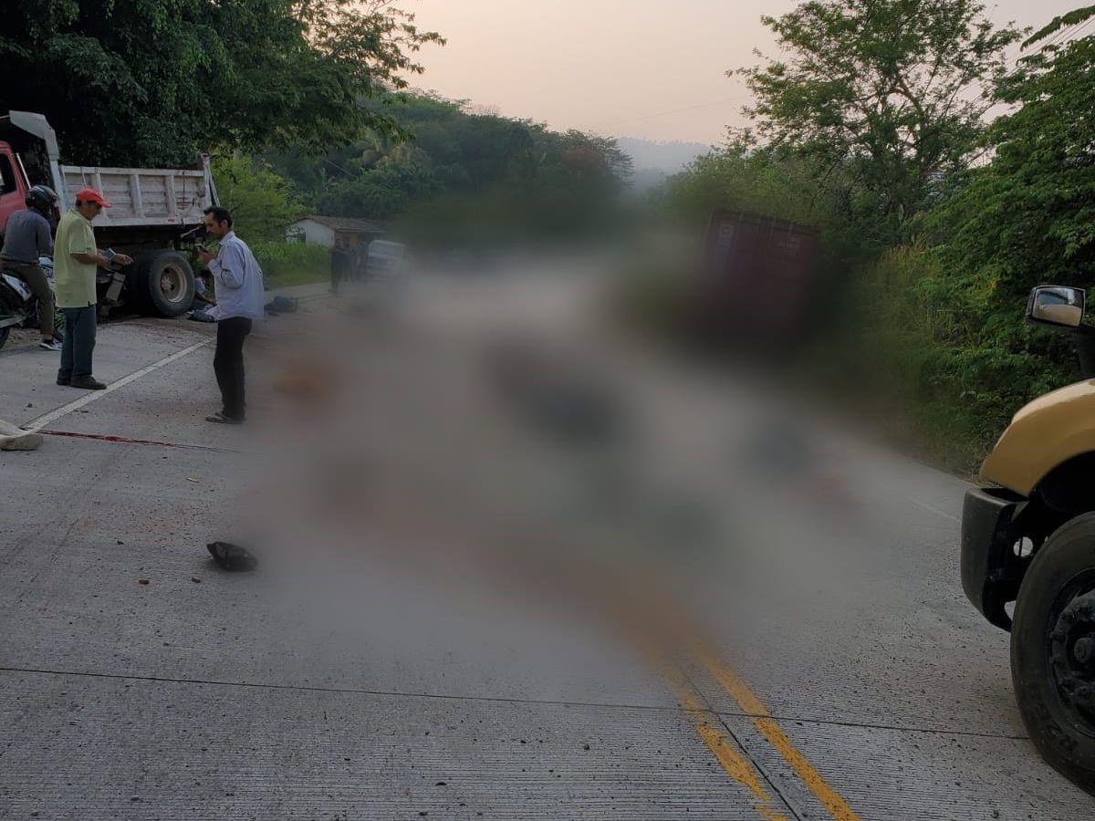 Varias personas se acercaron para auxiliar a los heridos y para ver el trágico incidente.