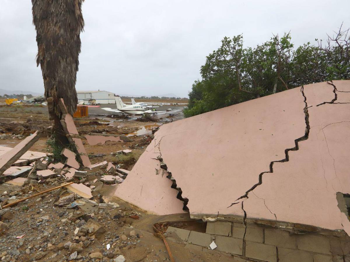 Ciclón Rachel azota Baja California con lluvias y continúa su avance hacia EE UU