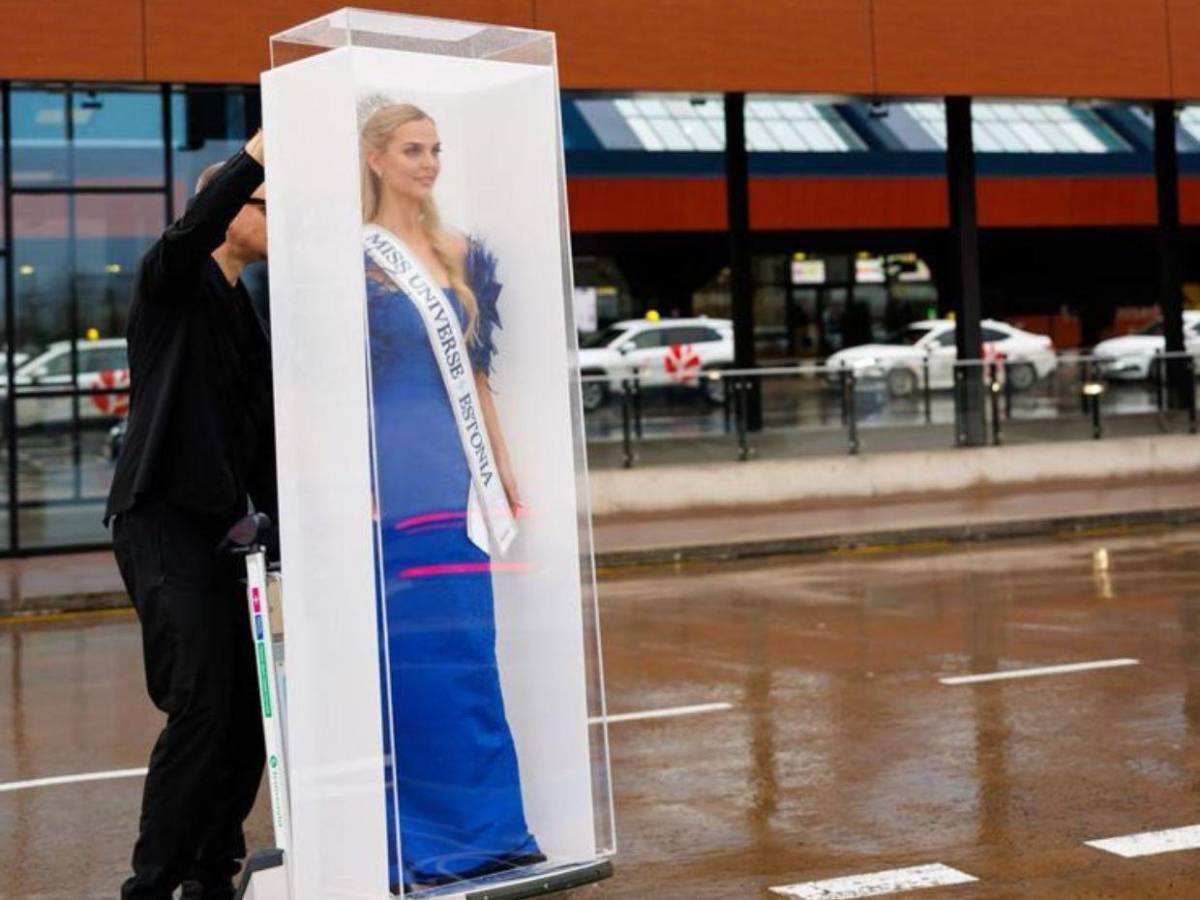 Miss Estonia causa sensación al presentarse como muñeca Barbie rumbo a Miss Universo