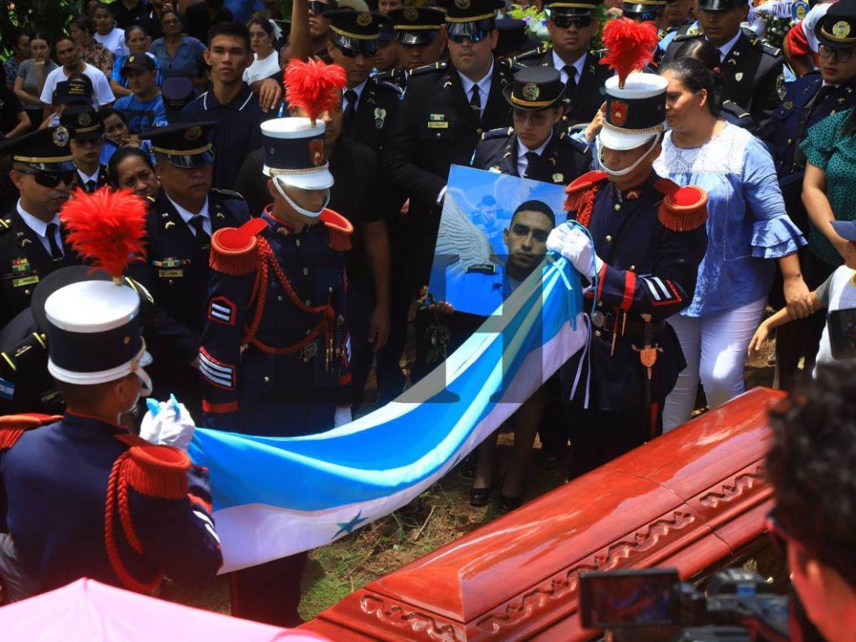 Entre globos y tambores despiden al inspector Kevin Pérez en su entierro