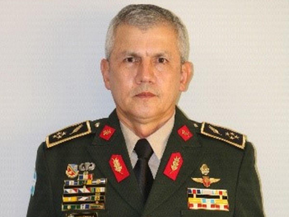 Comandante del Ejército se recupera en Gran Caimán