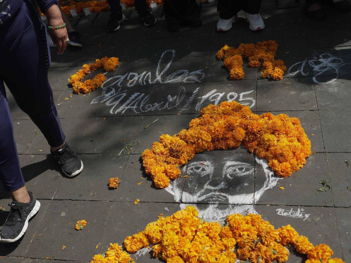 Claman justicia por asesinato de alcalde en México y exigen renuncia de Claudia Sheinbaum