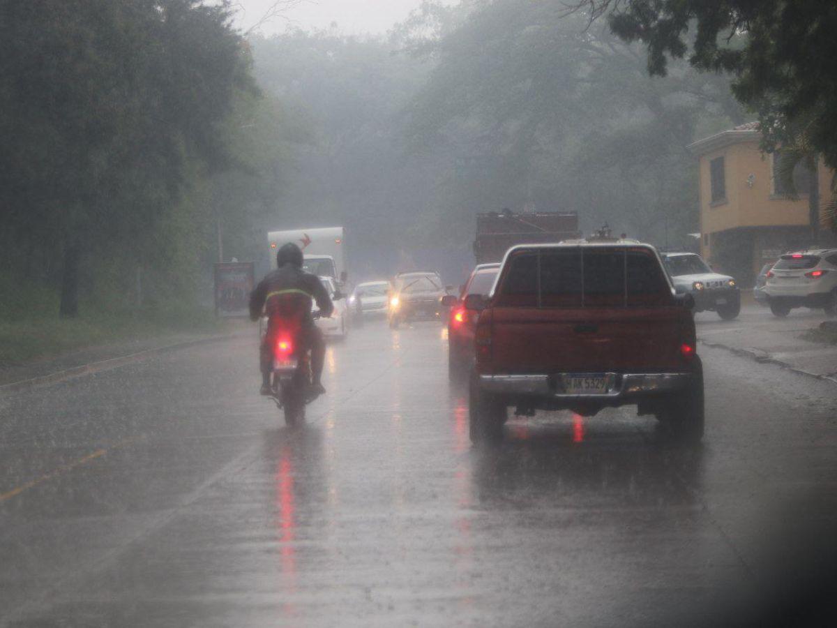 Inicio de temporada de lluvias provoca caos en calles del Distrito Central y San Pedro Sula