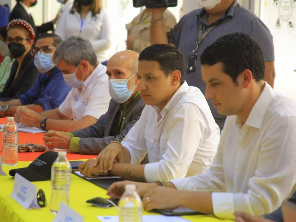 Ministros de Ambiente de Honduras y Guatemala buscan solución a basura que llega a Omoa por el Río Motagua