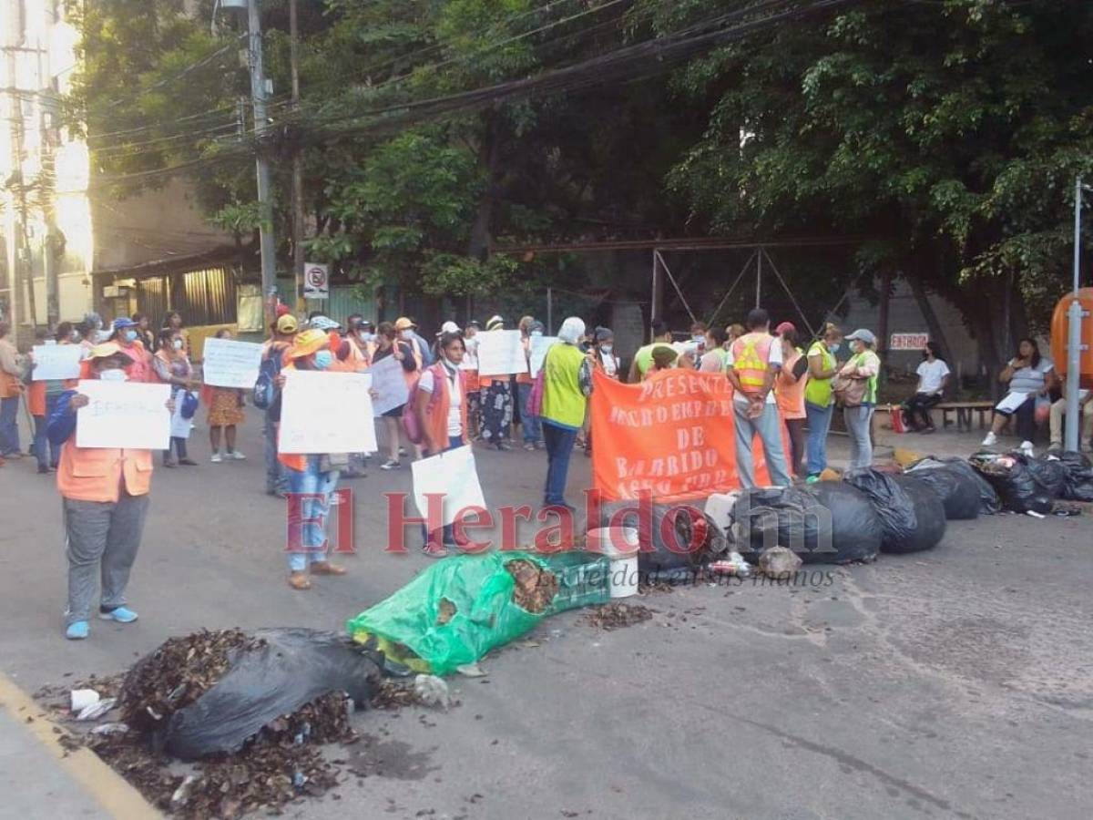 Micros de Aseo protestan por su despido con tomas en el centro histórico de la capital
