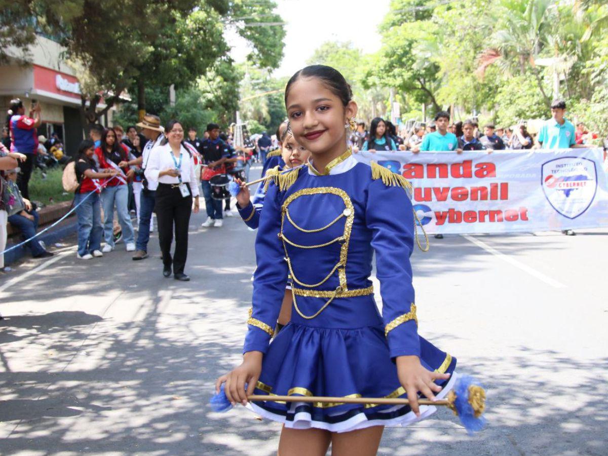 ¡Diversidad de trajes! Ellas llenaron los desfiles de color, elegancia y orgullo patrio