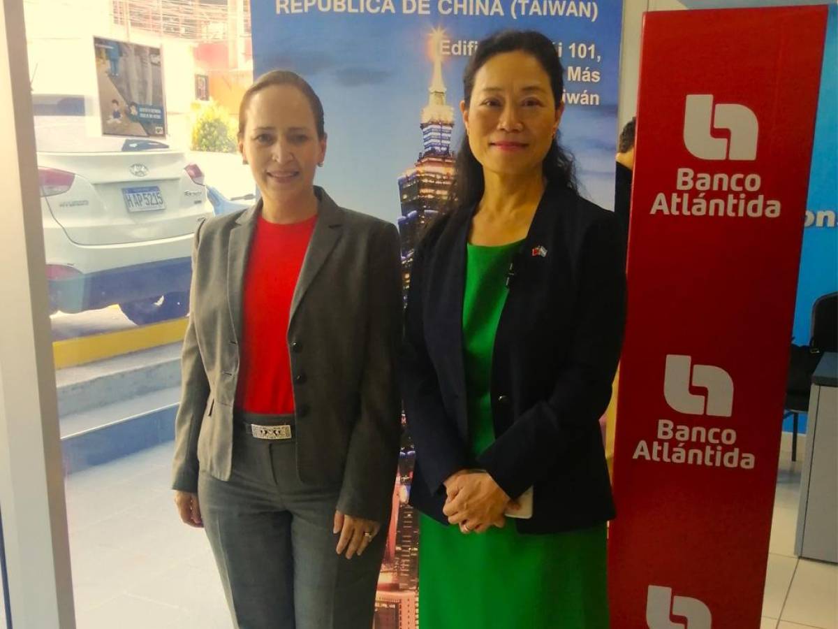 Alexa Foglia, presidenta de banca corporativa de la región norte de Banco Atlántida, y Vivia Chang, embajadora de Taiwán en Honduras.