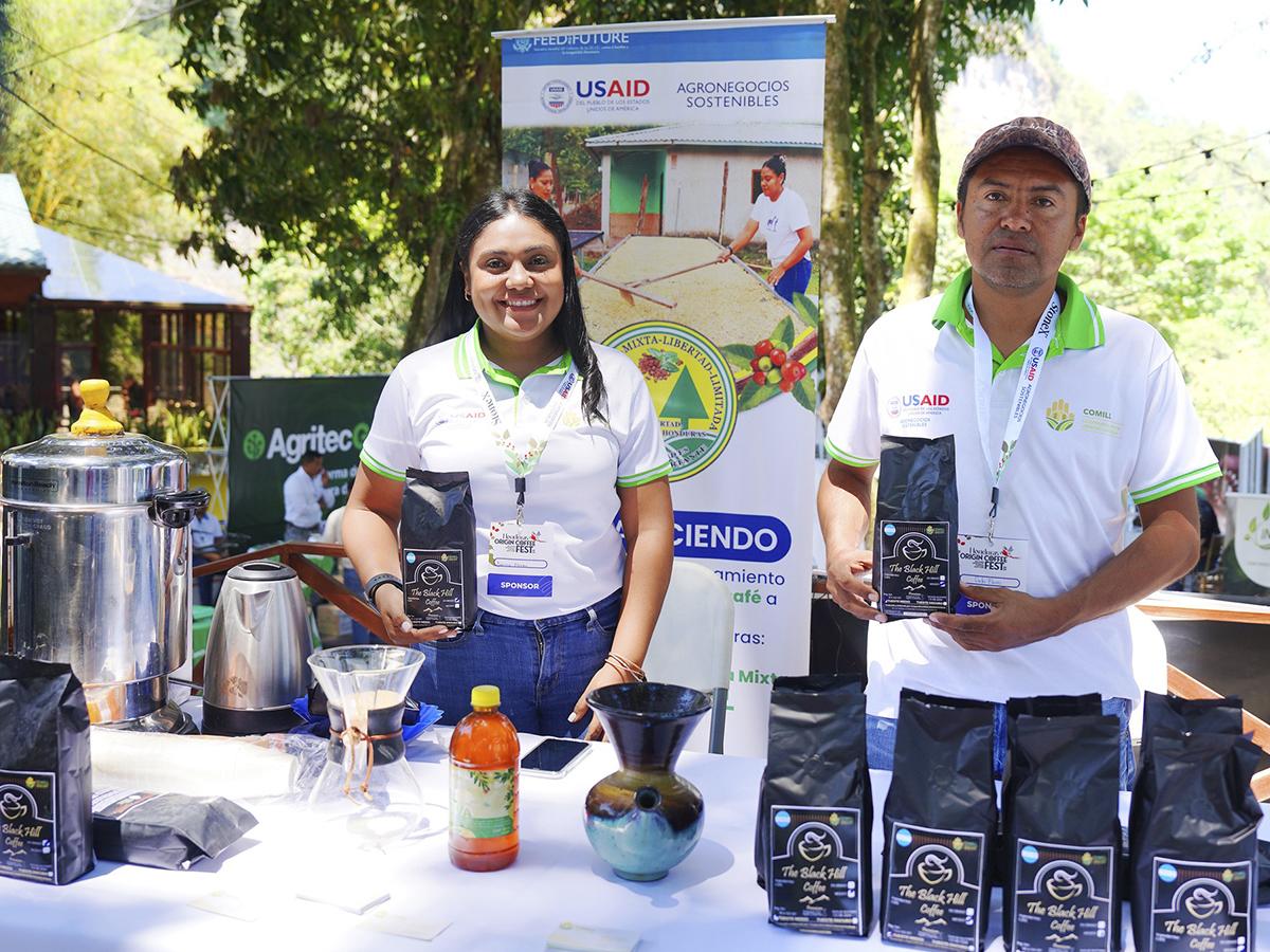 <i>Productores presentan sus selectos granos de café hondureño en una destacada exposición durante el Honduras Origin Coffee Fest 2024.</i>