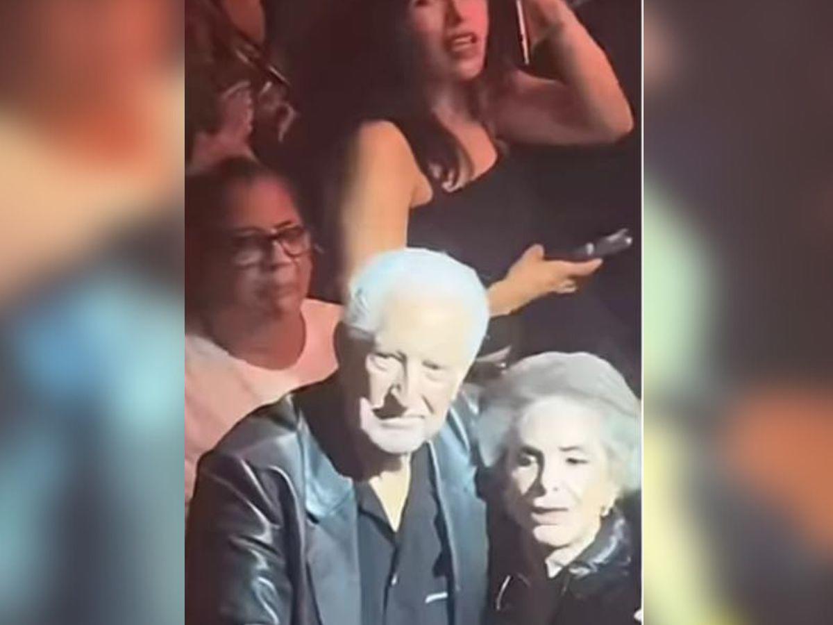 Doña Cuquita, viuda de Vicente Fernández, captada cariñosa con otro hombre en concierto