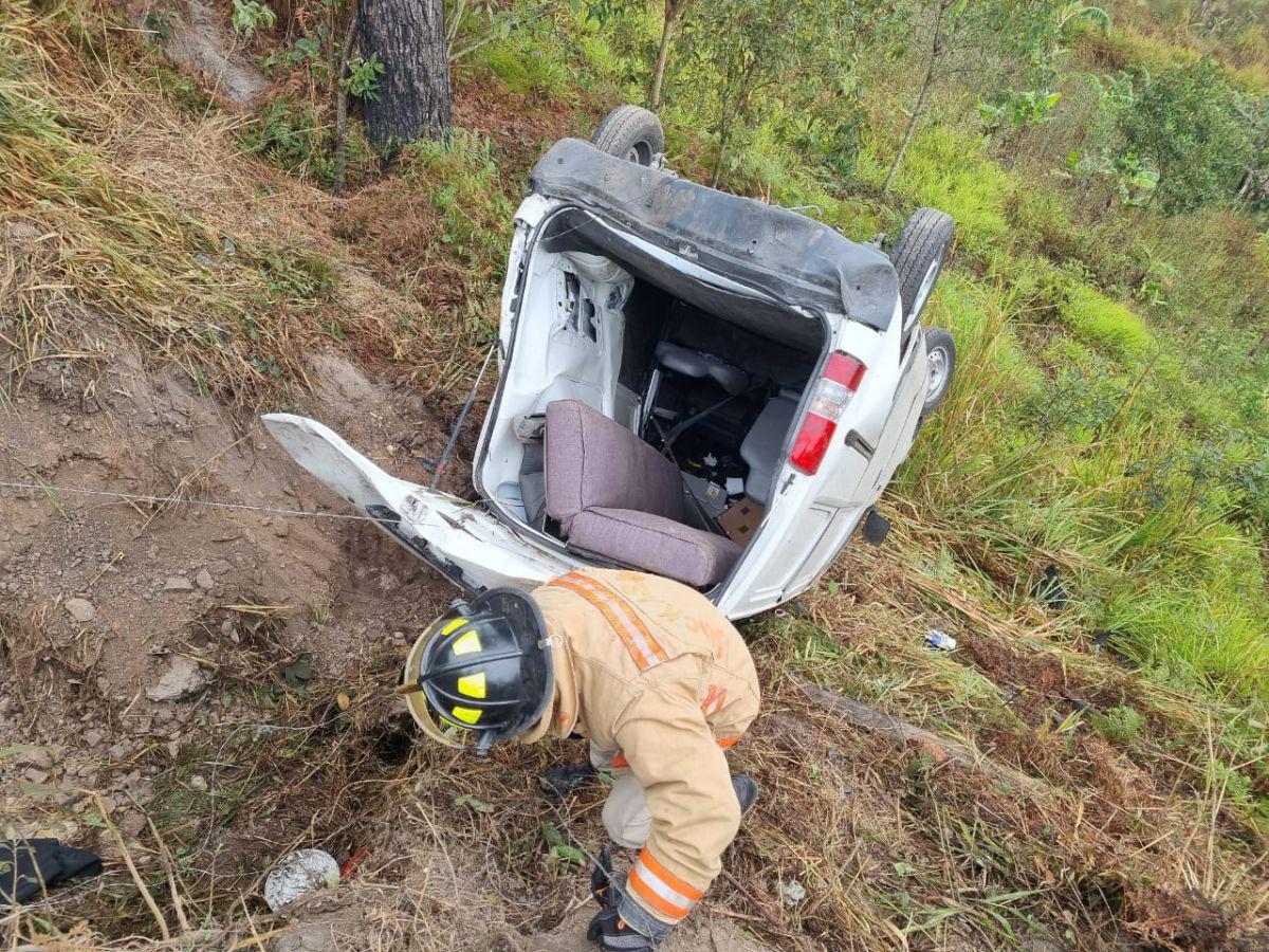Este viernes, un vehículo se volcó en una hondonada en Siguatepeque; sus ocupantes resultaron heridos.