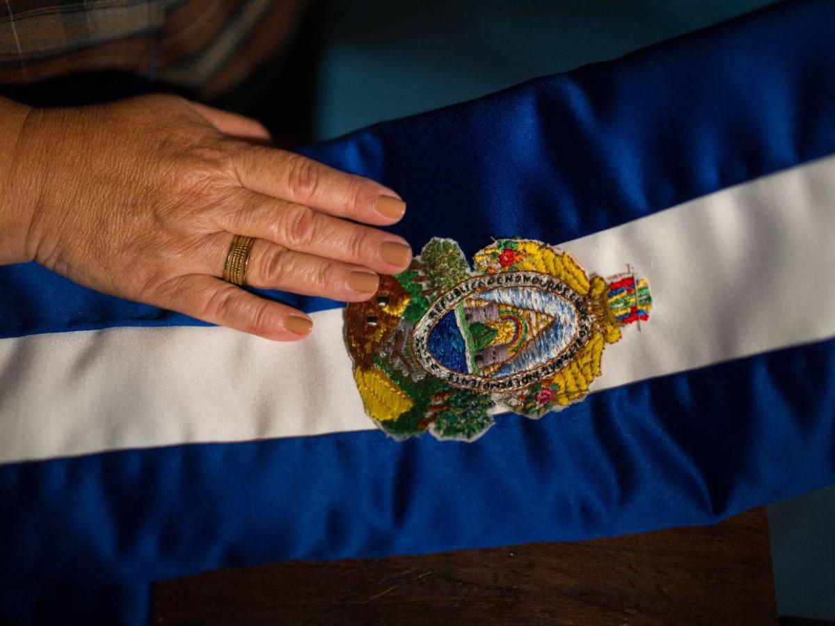 Así luce la nueva banda presidencial, obra de María de los Ángeles Moncada