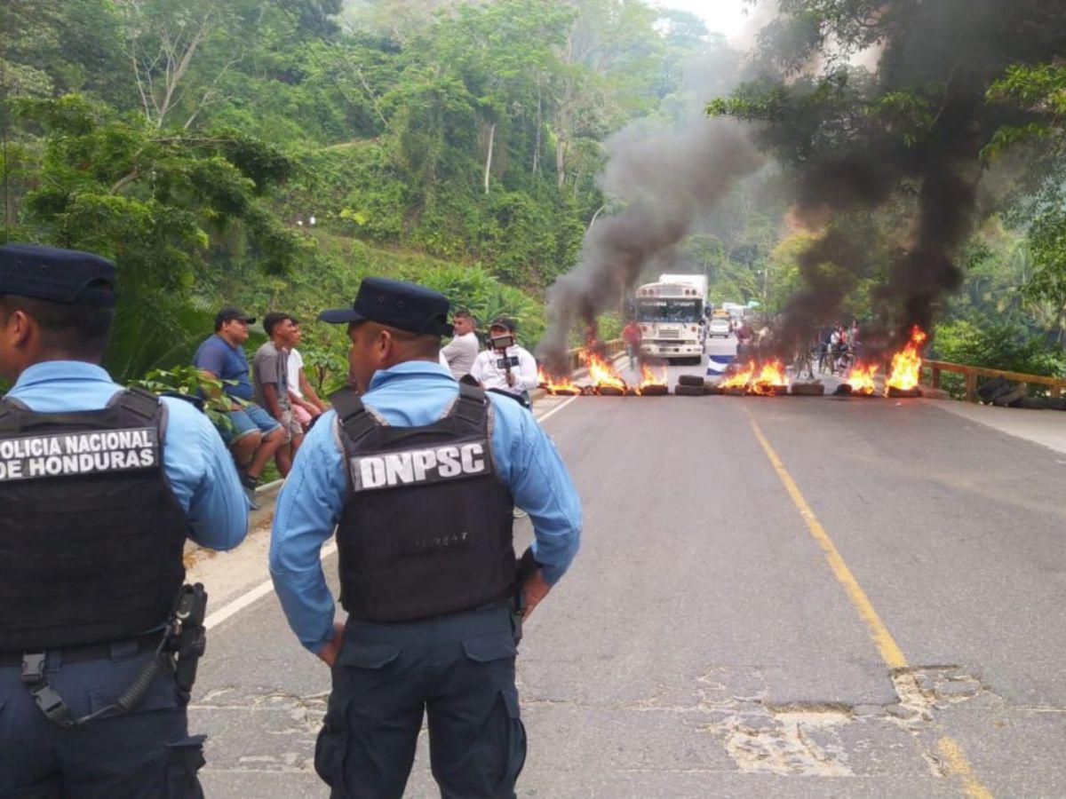 Pobladores se toman carreteras por constantes apagones de energía en Cortés