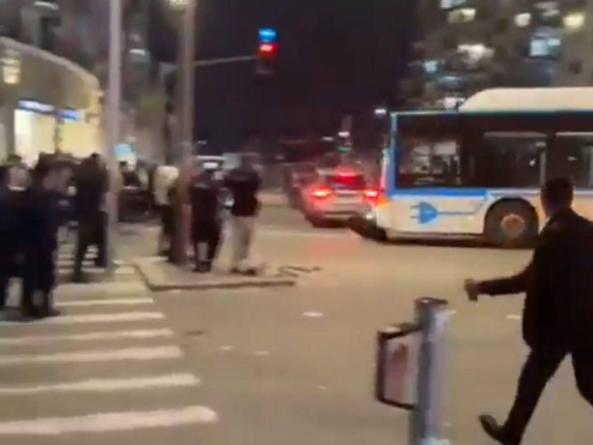 Conductor de autobús atropella a judíos ortodoxos durante masiva protesta en Jerusalén