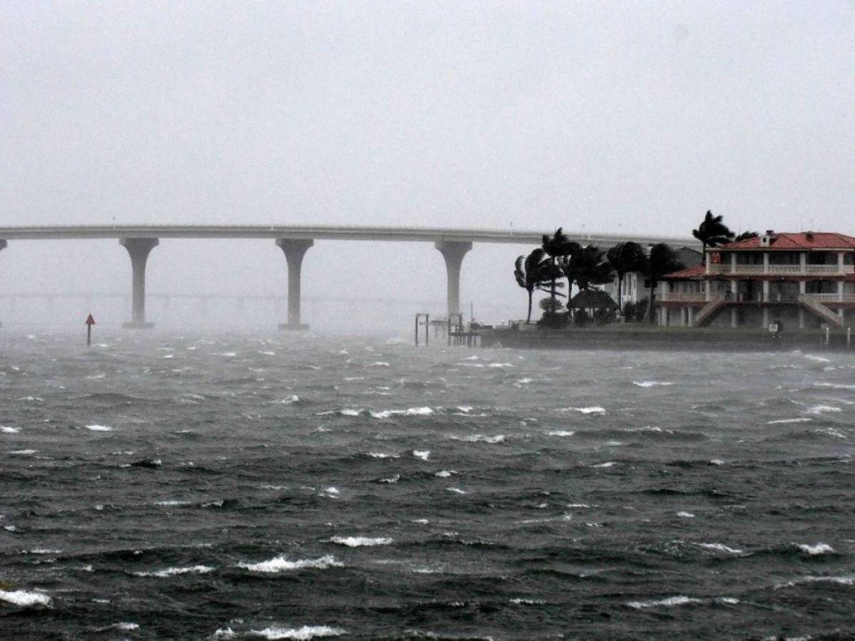 Huracán Ian llega a Florida; advierten consecuencias “catastróficas”