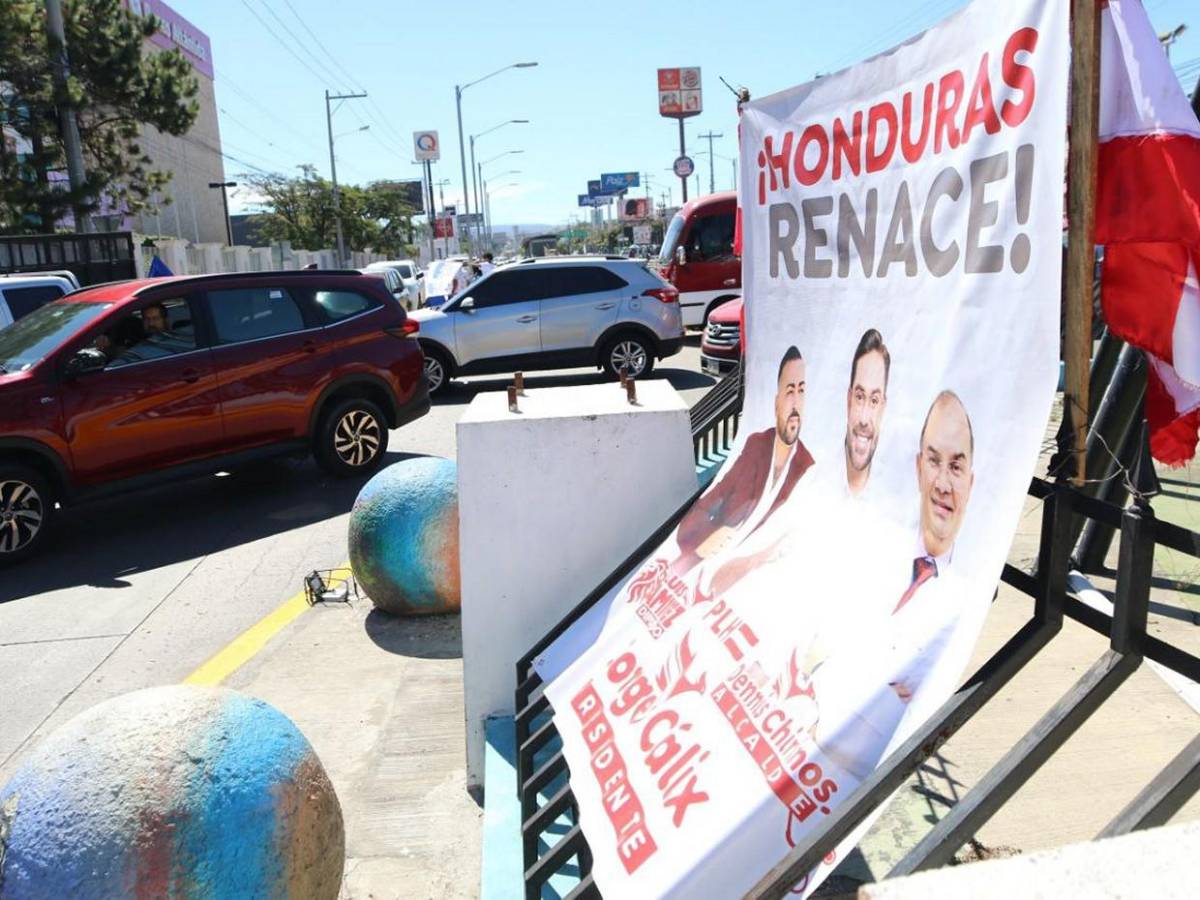 Postes del tendido eléctrico y puentes se convierten en vallas propagandistas