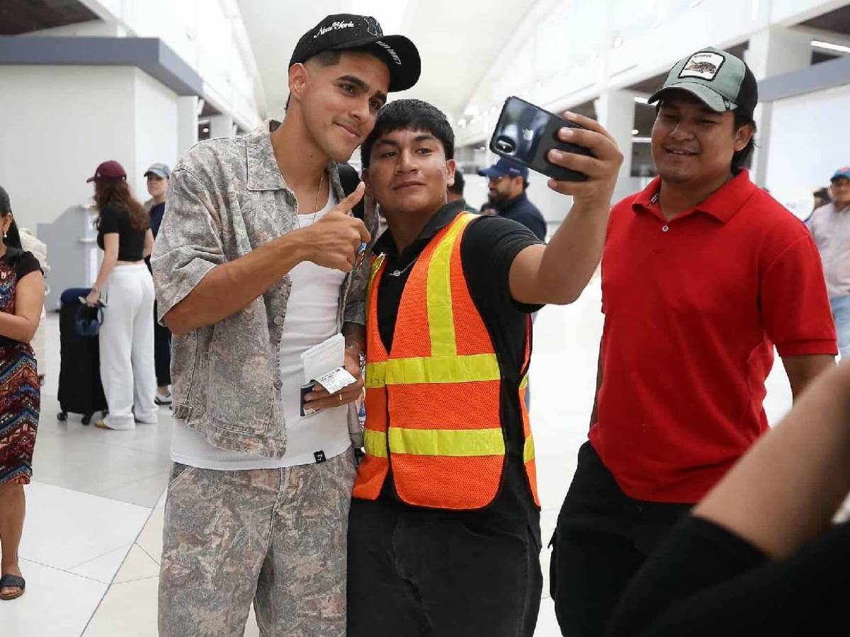 Julián junto a bella chica y Luis Palma solicitado: Legionarios viajan tras Honduras vs Nicaragua