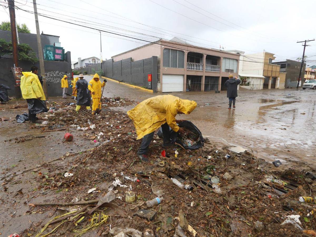 Ciclón Rachel azota Baja California con lluvias y continúa su avance hacia EE UU